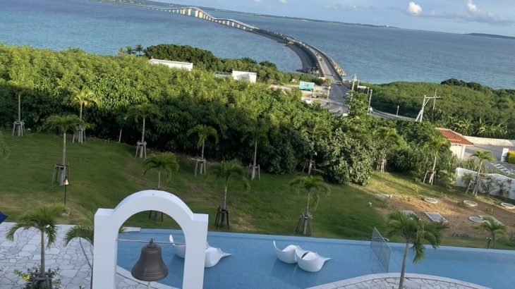 伊良部大橋を望む絶景レストラン『The Olivea』で過ごす、宮古ブルーの絶景ディナー